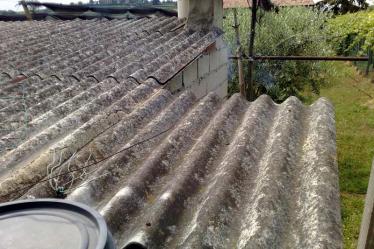 Copertura con tetto in amianto